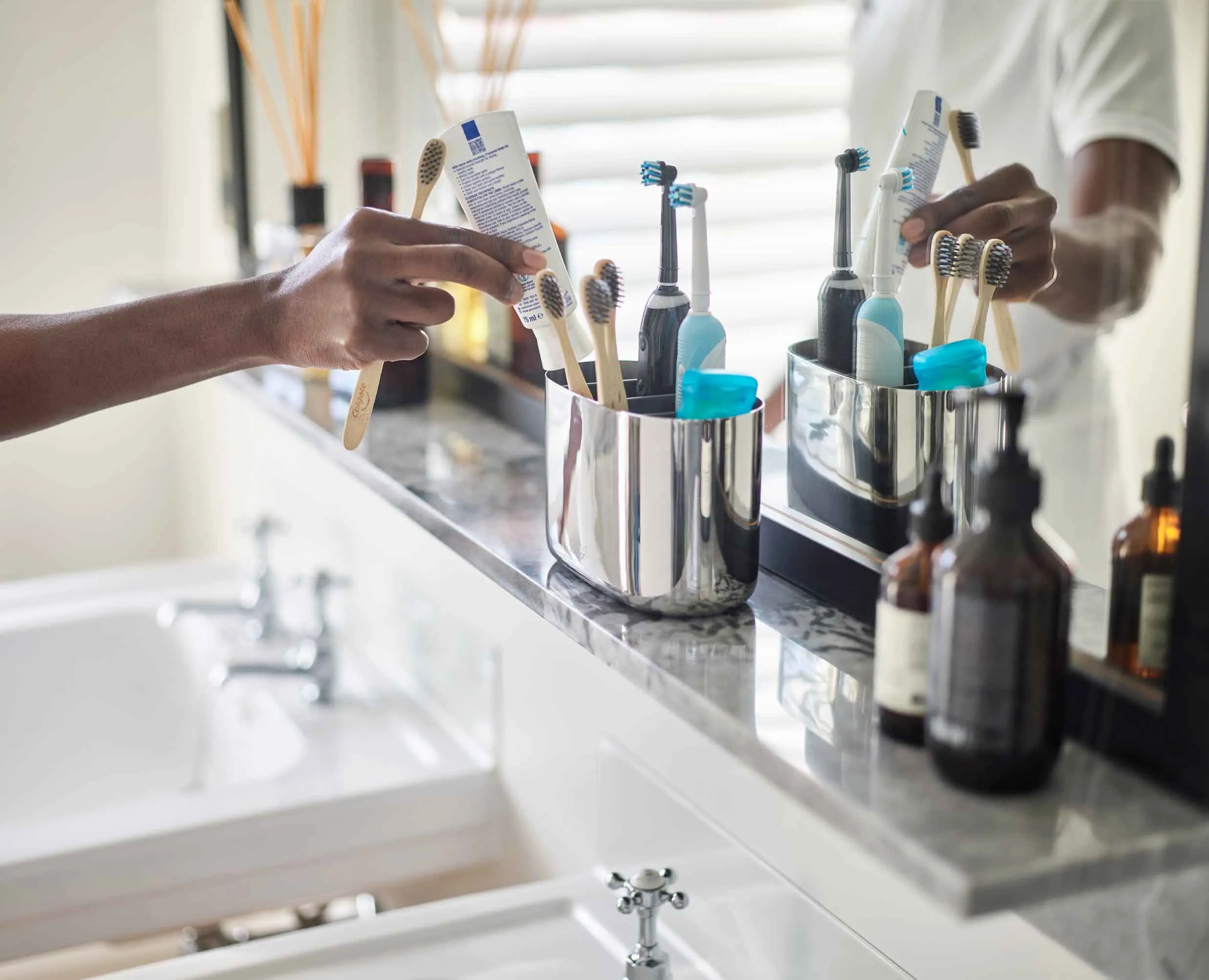 EasyStore™ Luxe Large Stainless-steel Toothbrush Caddy